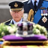 Charles III. am Sarg der Queen