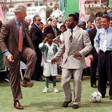 Im Oktober 1997 zeigt Pelé dem damaligen US-Präsidenten Bill Clinton wie man kickt