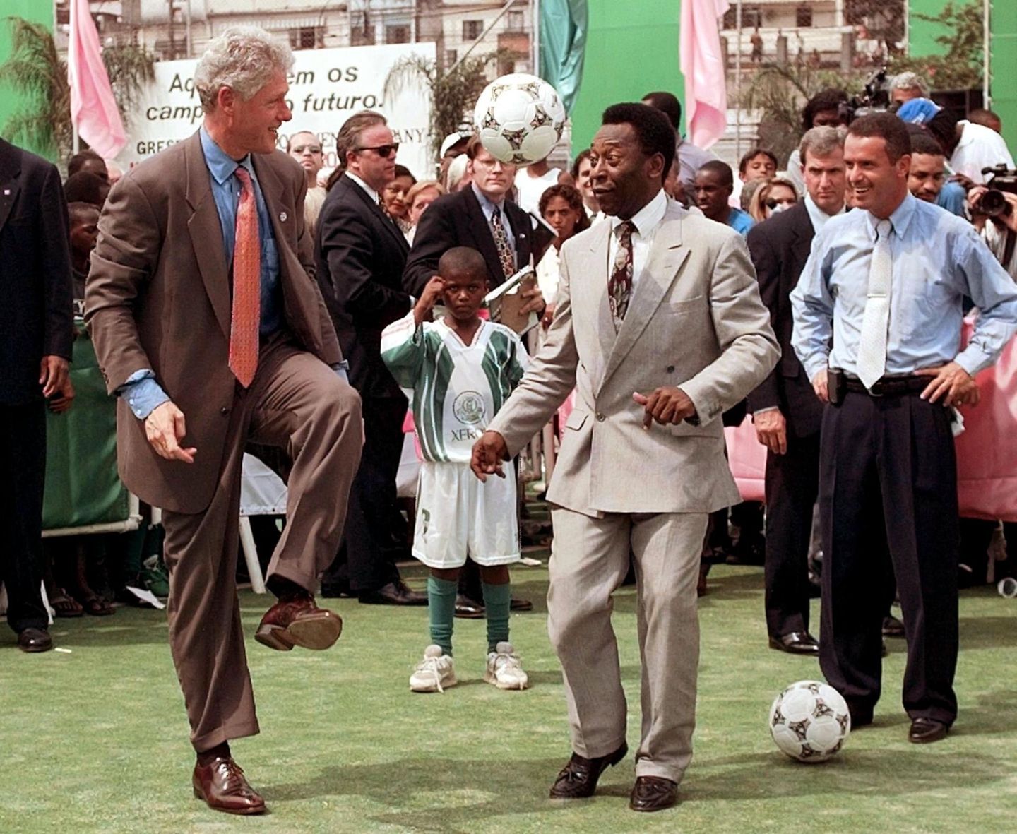 Im Oktober 1997 zeigt Pelé dem damaligen US-Präsidenten Bill Clinton wie man kickt