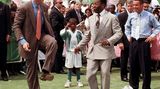 Im Oktober 1997 zeigt Pelé dem damaligen US-Präsidenten Bill Clinton wie man kickt