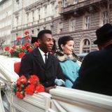 In einer blumengeschmückten Kutsche fahren Pelé und seine Frau im Februar 1966 durch Salzburg
