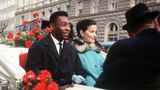 In einer blumengeschmückten Kutsche fahren Pelé und seine Frau im Februar 1966 durch Salzburg