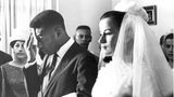 Am 21. Februar 1966 heiratet Pelé in Santos seine Erste Frau, die damals 21-jährige Rosemary dos Reis Cholbi