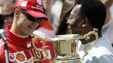 Pelé überreicht Michael Schumacher einen Pokal