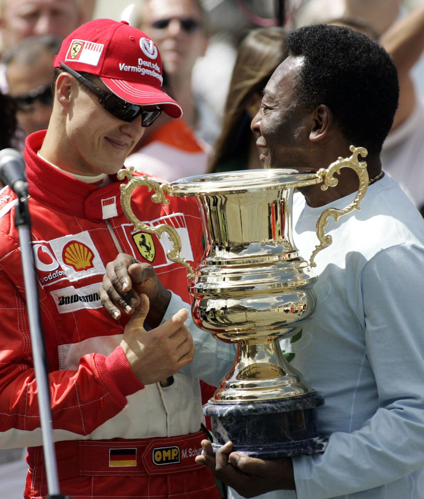 Pelé überreicht Michael Schumacher einen Pokal