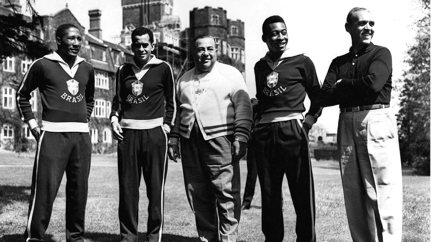 Pelé (2.v.r.) im Mai 1963 mit Mannschaftskameraden und Betreuern in Sanderstead südlich von London