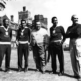 Pelé (2.v.r.) im Mai 1963 mit Mannschaftskameraden und Betreuern in Sanderstead südlich von London