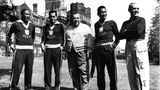 Pelé (2.v.r.) im Mai 1963 mit Mannschaftskameraden und Betreuern in Sanderstead südlich von London