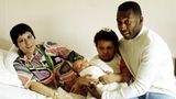 Pelé mit Rosemarie und der gemeinsamen Tochter Kelly Cristina nach der Geburt des Sohnes Edson