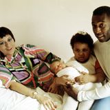 Pelé mit Rosemarie und der gemeinsamen Tochter Kelly Cristina nach der Geburt des Sohnes Edson