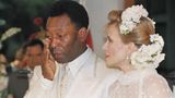 Im April 1994 gibt Pelé seiner zweiten Frau, Assiria Seixas Lemos, das Jawort
