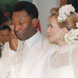 Im April 1994 gibt Pelé seiner zweiten Frau, Assiria Seixas Lemos, das Jawort