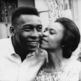 Pelé im März 1965 mit seiner Mutter Celeste. Dona Celeste hat ihren berühmten Sohn überlebt. Sie wurde kürzlich 100 Jahre alt.