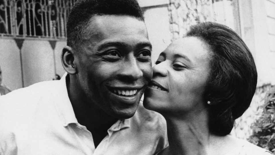 Pelé im März 1965 mit seiner Mutter Celeste. Dona Celeste hat ihren berühmten Sohn überlebt. Sie wurde kürzlich 100 Jahre alt.