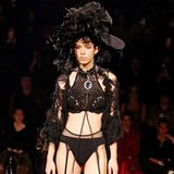 Den Punk verband Westwood mit einer weiteren Leidenschaft: historische Kostüme. In ihrer letzten Kollektion finden sich immer wieder Anklänge an längst vergangenen Zeiten, wie bei diesem Couture-Entwurf. Während den Körper nichts als Unterwäsche verhüllt, thront auf dem Kopf ein Hut, der an viktorianische Mode erinnert. 