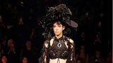 Den Punk verband Westwood mit einer weiteren Leidenschaft: historische Kostüme. In ihrer letzten Kollektion finden sich immer wieder Anklänge an längst vergangenen Zeiten, wie bei diesem Couture-Entwurf. Während den Körper nichts als Unterwäsche verhüllt, thront auf dem Kopf ein Hut, der an viktorianische Mode erinnert. 