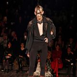 Vivienne Westwood brachte den Punk in die Modebranche. "Diese Frau war einmal ein Punk", titelte 1989 das britische Hochglanzmagazins "Tatler". Und sie ist es bis zum Schluss geblieben. Ihre letzte Kollektion für das Frühjahr 2023 trägt unverkennbar die Handschrift eines Punks. 