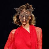 Und dann schafft es Westwood in die Gegenwart zurück. Von der Maske abgesehen, ist diese Kreation fast im Alltag der Fashionistas dieser Welt denkbar. 