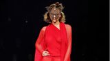 Und dann schafft es Westwood in die Gegenwart zurück. Von der Maske abgesehen, ist diese Kreation fast im Alltag der Fashionistas dieser Welt denkbar. 