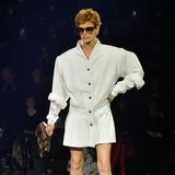 Ein junger Mann im kurzen Weißen? Warum nicht? Für Westwood gab es nie Tabus. Bei einer Ehrung durch die verstorbene Queen Elizabeth II. trug Westwood zum Beispiel keine Unterwäsche. Die entsprechenden Bilder gingen um die Welt.  