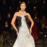 Irina Shayk durfte bei der Schau im Oktober in Paris diese Abendgarderobe präsentieren. Das Supermodel ist ein großer Fan der Designerin und trägt ihre Kreationen regelmäßig auf roten Teppichen und im Privatleben. 