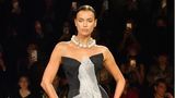Irina Shayk durfte bei der Schau im Oktober in Paris diese Abendgarderobe präsentieren. Das Supermodel ist ein großer Fan der Designerin und trägt ihre Kreationen regelmäßig auf roten Teppichen und im Privatleben. 