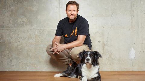 Martin Rütter neben einem Hund