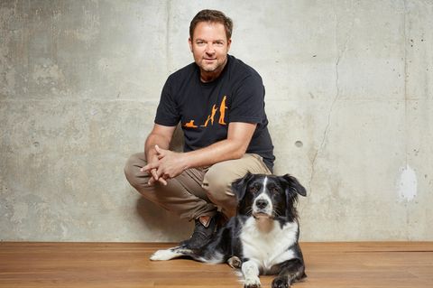 Martin Rütter neben einem Hund