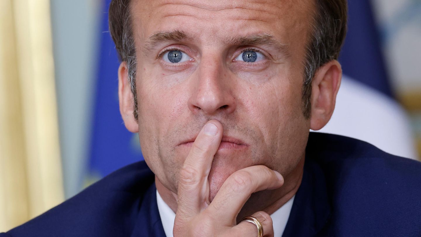 Ein weißer Mann mit blauen Augen und braunem Seitenscheitel schaut nachdenklich ins Weite