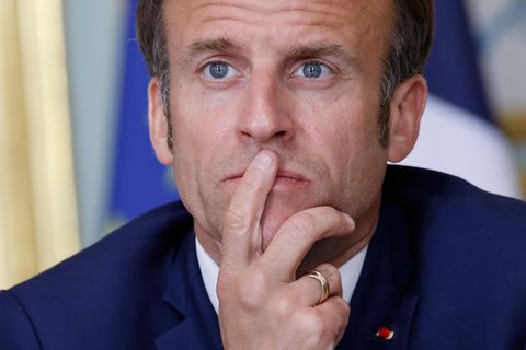 Ein weißer Mann mit blauen Augen und braunem Seitenscheitel schaut nachdenklich ins Weite