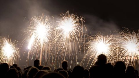 Menschen schauen sich Raketen-Feuerwerk an
