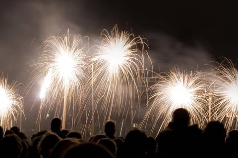 Menschen schauen sich Raketen-Feuerwerk an