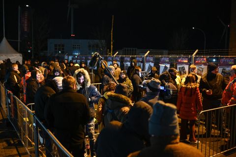 Lange Warteschlangen vorm Werksverkauf bei Comet in Bremerhaven.