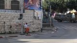 Nablus, Westjordanland. Ein palästinensischer Demonstrant schleudert Steine auf gepanzerte Fahrzeuge der israelischen Sicherheitskräfte, die bei einer Razzia in der Altstadt von Nablus im besetzten Westjordanland eingesetzt werden. 