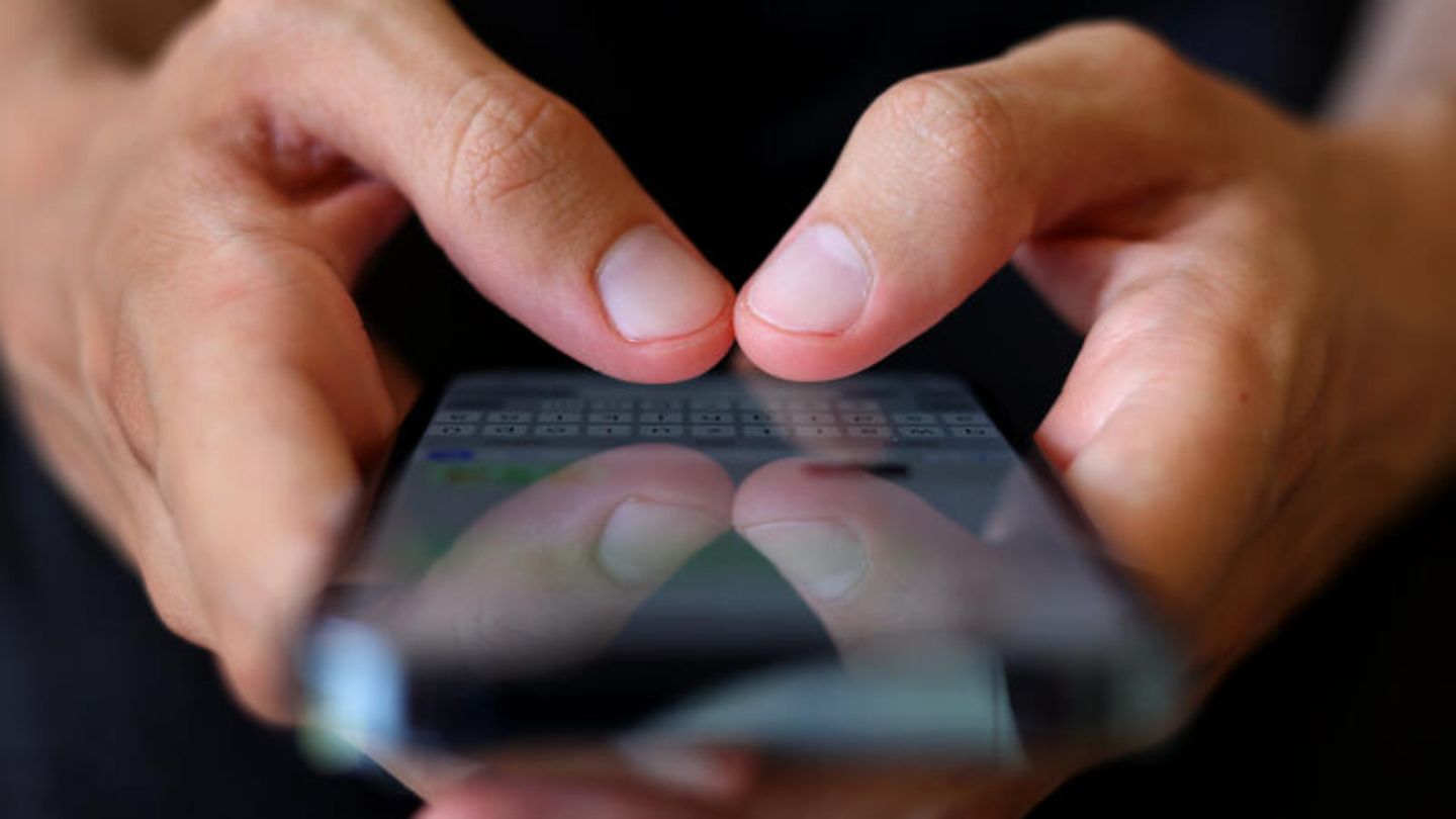 Daumen tippen auf einem Smartphone