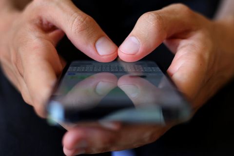 Daumen tippen auf einem Smartphone