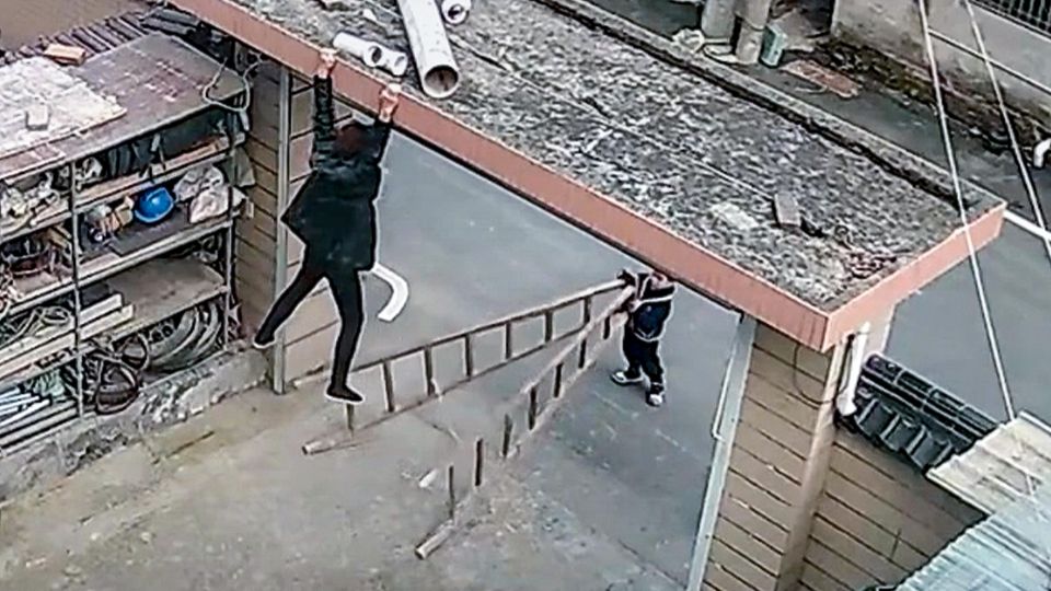 Leiter umgekippt: Vierjähriger rettet seine Oma