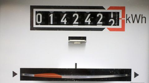 Ein Stromzähler zeigt oben 014242,1 kWh an, unten dreht sich ein silbernes Rad mit roter Markierung