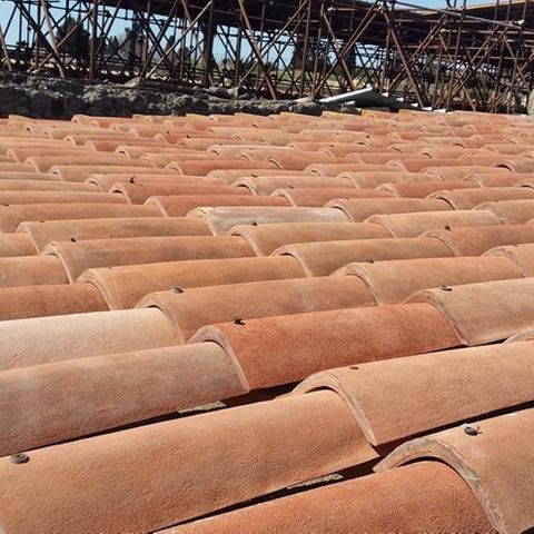 Eigenstrom: Die Solarziegel sind von den Vorbildern nicht zu unterscheiden. Die Solarziegel sind von den Vorbildern nicht zu unterscheiden.