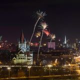 In Wien wird nach zwei Jahren Corona-Pause wieder groß in der Innenstadt gefeiert. Auf dem Silvesterpfad warten Bands, DJs und Gastro-Stände auf Hunderttausende Besucher. Zur Einstimmung auf den Abend werden am Nachmittag im Freien auch gratis Walzer-Kurse gleich neben dem Stephansdom angeboten.