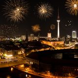 In Berlin gibt es am Brandenburger Tor wieder ein Höhenfeuerwerk. Das ZDF überträgt von dort die Silvestershow "Willkommen 2023" - erstmals von der Ostseite, dem Pariser Platz. Als musikalische Gäste werden unter anderem die Scorpions und DJ BoBo erwartet.