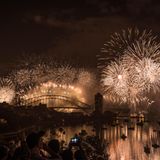In Sydney wird das neue Jahr mit einem Riesenfeuerwerk begangen. Von der Harbour Bridge soll eine Rekordzahl von 7000 Feuerwerkskörpern gezündet werden, 2000 weitere vom ikonischen Opernhaus aus. Im Zentrum der bunten Lichtershow, zu der mehr als eine Million Menschen erwartet werden, steht ein Regenbogen-Wasserfall aus acht Tonnen Feuerwerkskörpern. Die Veranstaltungen stehen in diesem Jahr unter dem Motto "Vielfalt und Inklusion" – es wird mehrere Performances von australischen Ureinwohnern geben.