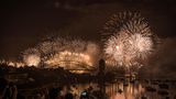 In Sydney wird das neue Jahr mit einem Riesenfeuerwerk begangen. Von der Harbour Bridge soll eine Rekordzahl von 7000 Feuerwerkskörpern gezündet werden, 2000 weitere vom ikonischen Opernhaus aus. Im Zentrum der bunten Lichtershow, zu der mehr als eine Million Menschen erwartet werden, steht ein Regenbogen-Wasserfall aus acht Tonnen Feuerwerkskörpern. Die Veranstaltungen stehen in diesem Jahr unter dem Motto "Vielfalt und Inklusion" – es wird mehrere Performances von australischen Ureinwohnern geben.