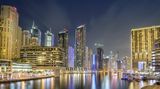 In Dubai gibt es wieder ein Feuerwerk an der Fassade des höchsten Wolkenkratzers der Welt (Burdsch Chalifa/828 Meter), wo mit einer Lasershow auch ein neuer Weltrekord aufgestellt werden soll. Zudem ist in der emiratischen Metropole eine Lichtshow mit Hunderten Drohnen geplant, die Formen und Botschaften in den Nachthimmel zeichnen. Außerdem gibt es Konzerte der australischen Popsängerin Kylie Minogue und des spanischen Sängers Enrique Iglesias.