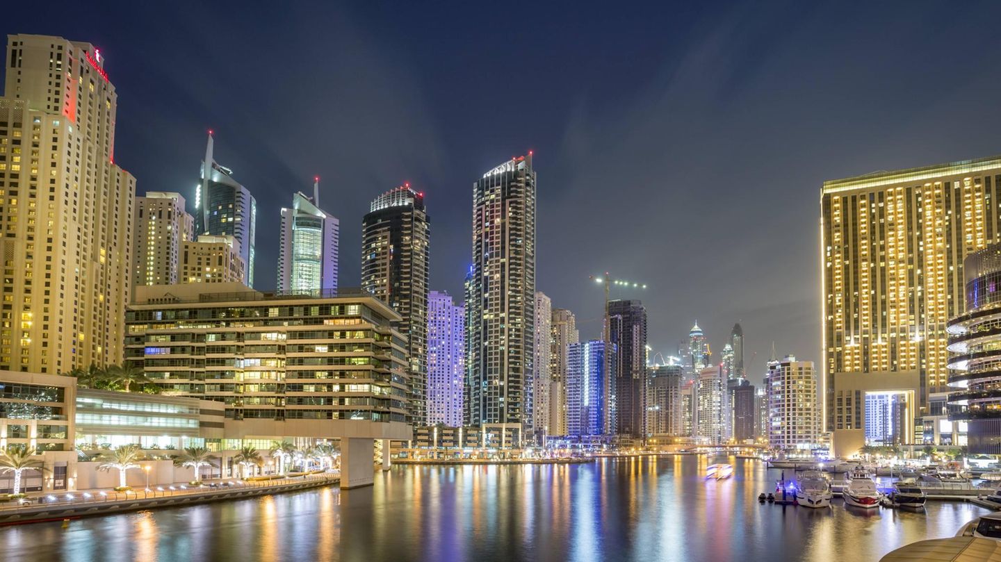 In Dubai gibt es wieder ein Feuerwerk an der Fassade des höchsten Wolkenkratzers der Welt (Burdsch Chalifa/828 Meter), wo mit einer Lasershow auch ein neuer Weltrekord aufgestellt werden soll. Zudem ist in der emiratischen Metropole eine Lichtshow mit Hunderten Drohnen geplant, die Formen und Botschaften in den Nachthimmel zeichnen. Außerdem gibt es Konzerte der australischen Popsängerin Kylie Minogue und des spanischen Sängers Enrique Iglesias.