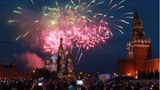 In Moskau wird in diesem Jahr wie in den meisten russischen Regionen auf ein offizielles Neujahrsfeuerwerk verzichtet. Die Verwaltung der Hauptstadt begründete dies mit einer Online-Umfrage, bei der sich die Mehrheit der Bürger gegen laute Feierlichkeiten ausgesprochen habe. Hintergrund ist der Krieg gegen die Ukraine. Aber Moskau hat Plätze ausgewiesen, wo die Bürger selbst Feuerwerk zünden können. Und Kremlchef Wladimir Putin wird auch seine Neujahrsansprache halten.
