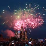 In Moskau wird in diesem Jahr wie in den meisten russischen Regionen auf ein offizielles Neujahrsfeuerwerk verzichtet. Die Verwaltung der Hauptstadt begründete dies mit einer Online-Umfrage, bei der sich die Mehrheit der Bürger gegen laute Feierlichkeiten ausgesprochen habe. Hintergrund ist der Krieg gegen die Ukraine. Aber Moskau hat Plätze ausgewiesen, wo die Bürger selbst Feuerwerk zünden können. Und Kremlchef Wladimir Putin wird auch seine Neujahrsansprache halten.