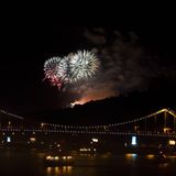 In Kiew hingegen gilt weiter das Kriegsrecht. In der immer wieder mit Raketen beschossenen Stadt ist es unter Strafe verboten, Feuerwerk zu zünden. Zwar sind viele Restaurants festlich geschmückt, auch mit Bäumen. Oft sitzen die Menschen aber wegen Stromausfällen nach den russischen Angriffen auf Kraftwerke im Dunkeln. Silvester ist wie in Russland der Tag für die Neujahrsgeschenke - viele Ukrainer lassen sich das, wie auch ein Festessen, trotz des Krieges nicht nehmen.