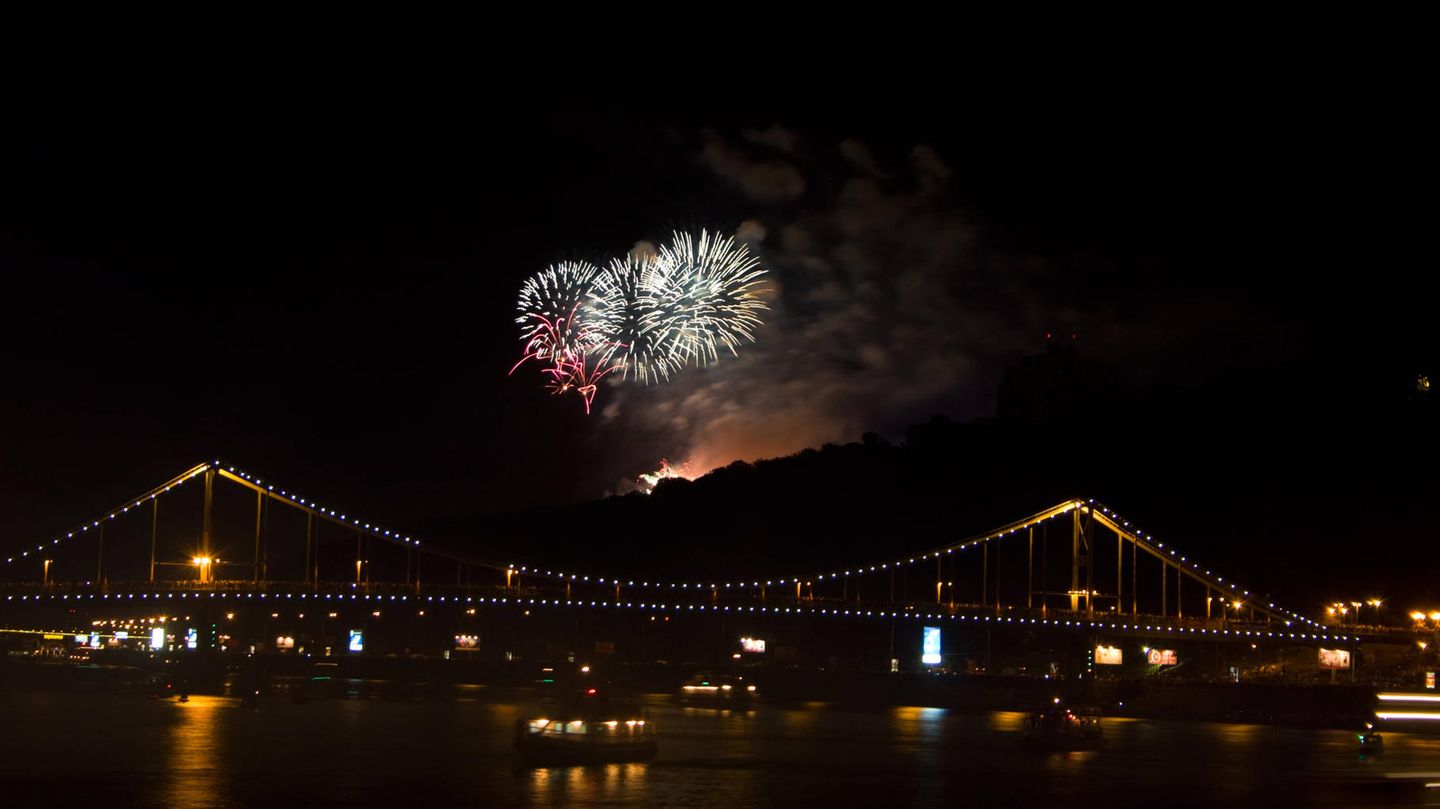 In Kiew hingegen gilt weiter das Kriegsrecht. In der immer wieder mit Raketen beschossenen Stadt ist es unter Strafe verboten, Feuerwerk zu zünden. Zwar sind viele Restaurants festlich geschmückt, auch mit Bäumen. Oft sitzen die Menschen aber wegen Stromausfällen nach den russischen Angriffen auf Kraftwerke im Dunkeln. Silvester ist wie in Russland der Tag für die Neujahrsgeschenke - viele Ukrainer lassen sich das, wie auch ein Festessen, trotz des Krieges nicht nehmen.