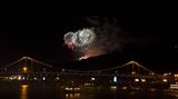 In Kiew hingegen gilt weiter das Kriegsrecht. In der immer wieder mit Raketen beschossenen Stadt ist es unter Strafe verboten, Feuerwerk zu zünden. Zwar sind viele Restaurants festlich geschmückt, auch mit Bäumen. Oft sitzen die Menschen aber wegen Stromausfällen nach den russischen Angriffen auf Kraftwerke im Dunkeln. Silvester ist wie in Russland der Tag für die Neujahrsgeschenke - viele Ukrainer lassen sich das, wie auch ein Festessen, trotz des Krieges nicht nehmen.
